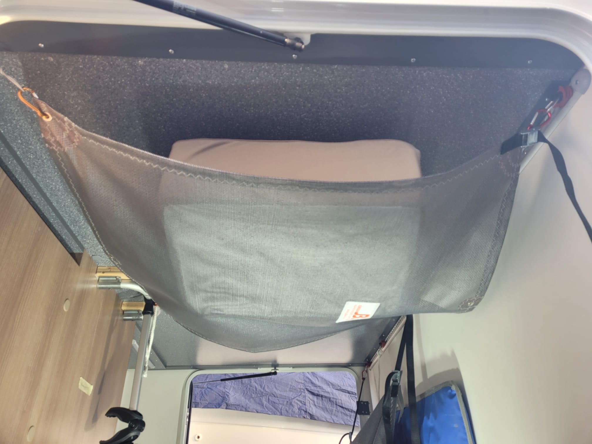 Birkle_Stauraumnetz_HappyLounge_horizontal_in_Wohnmobilgarage_005